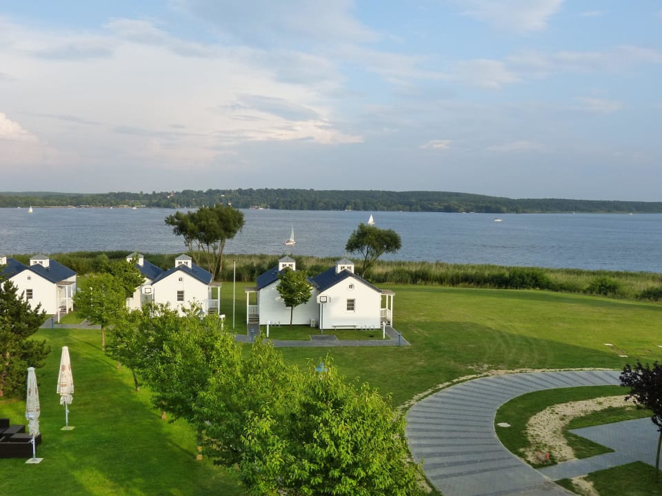 Blick aus dem Fenster auf die Pfahlhäuser Precise Resort Schwielowsee