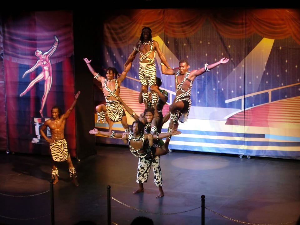 Afrikanische Akrobatik mit Urlauberkind Sentido Trendy Verbena Beach