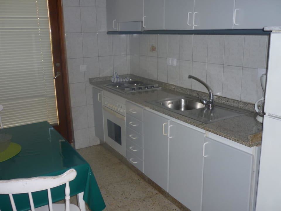 Spartanisch eingerichtete Küche Sun Club Playa del Ingles