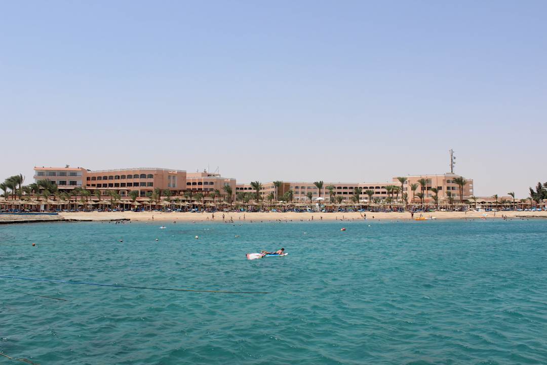 Das Hotel vom Meer aus gesehen mit Strand Beach Albatros Resort