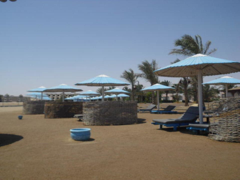 Liege mit Schirm Pharaoh Azur Resort