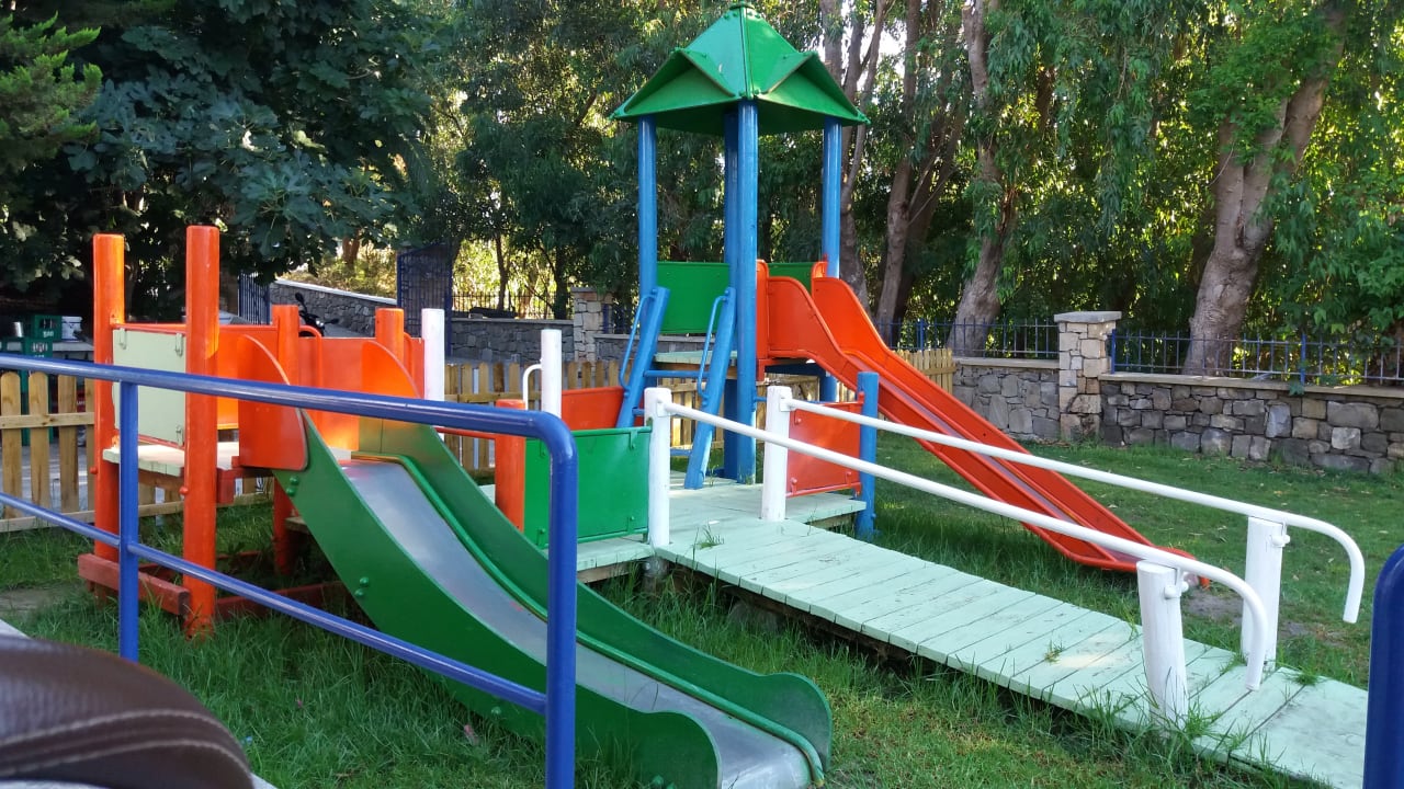 Der Spielplatz besteht aus zwei Rutschen. Ekaterini Hotel