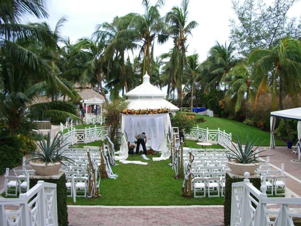 Hochzeitskapelle im Gartenbereich The Palms Hotel & Spa