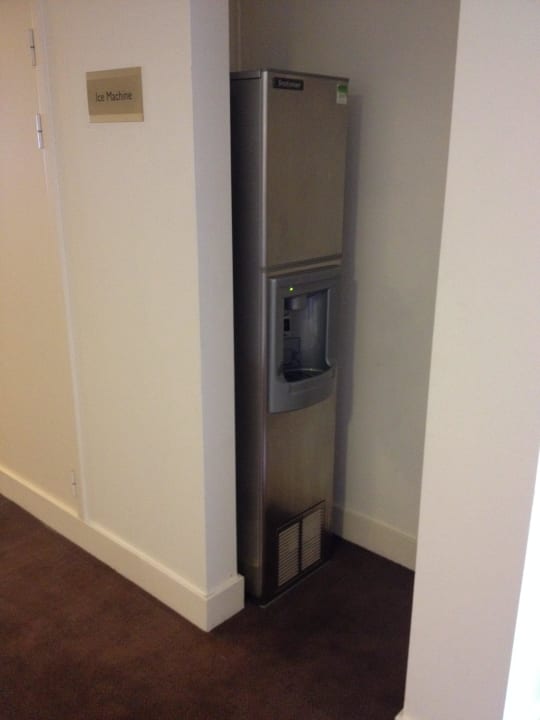 Eiswürfelautomat auf dem Flur DoubleTree by Hilton Hotel London - Tower of London