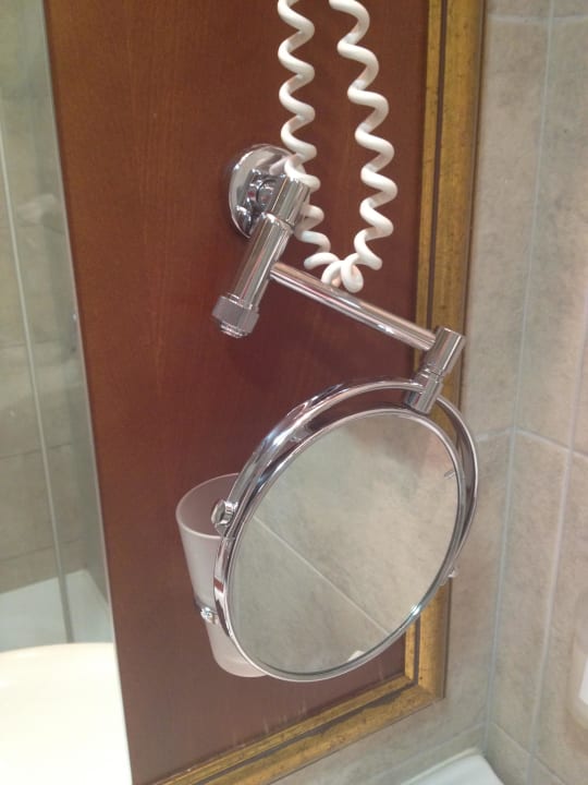 Spiegel hing lose herunter, nicht benutzbar Hotel Golden Lake Resort