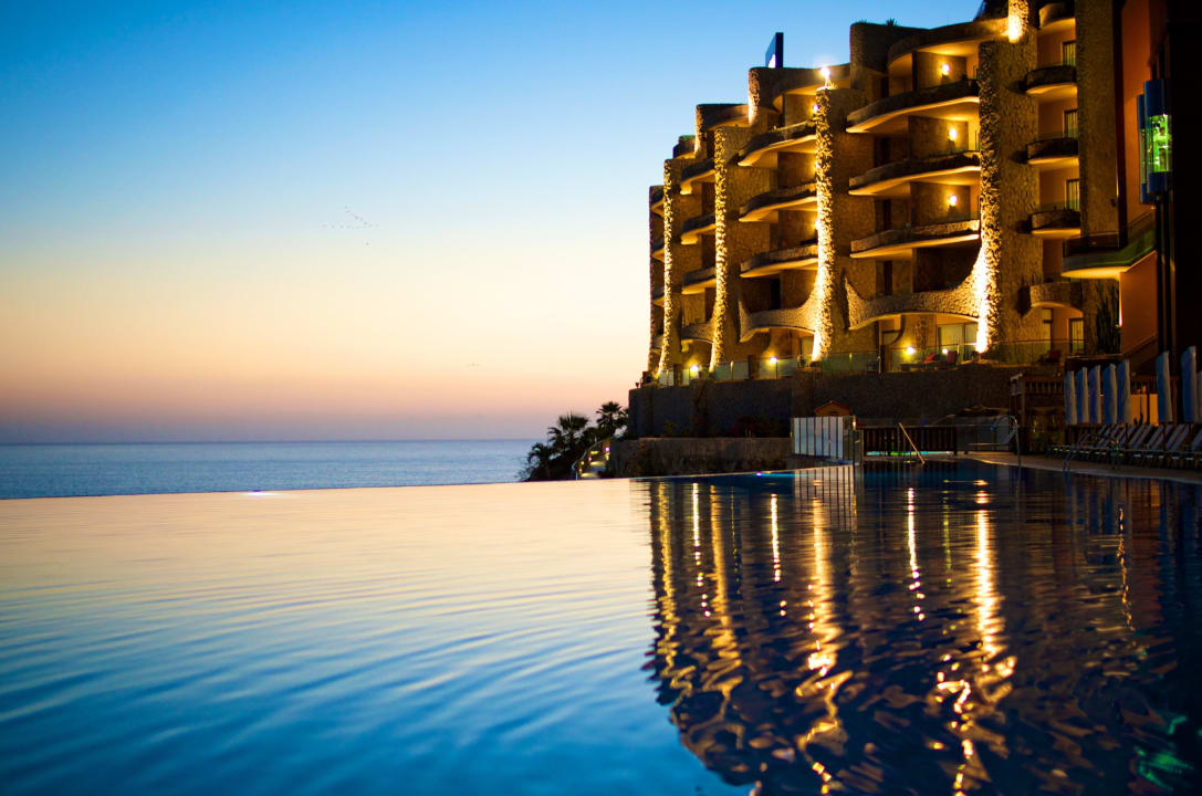Blick über den Hauptpool in der Abenddämmerung Gloria Palace Royal Hotel & Spa