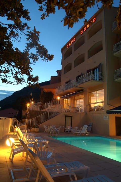 Piscine et façade de nuit Hotel Capo d'Orto