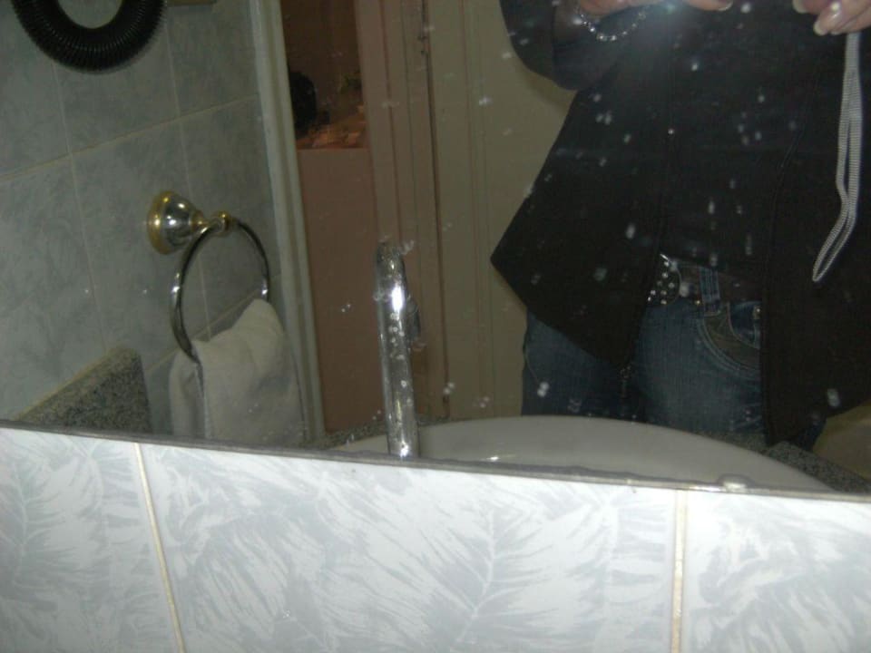 Der "saubere" Spiegel im Badezimmer. The Regnum Halomy Hotel