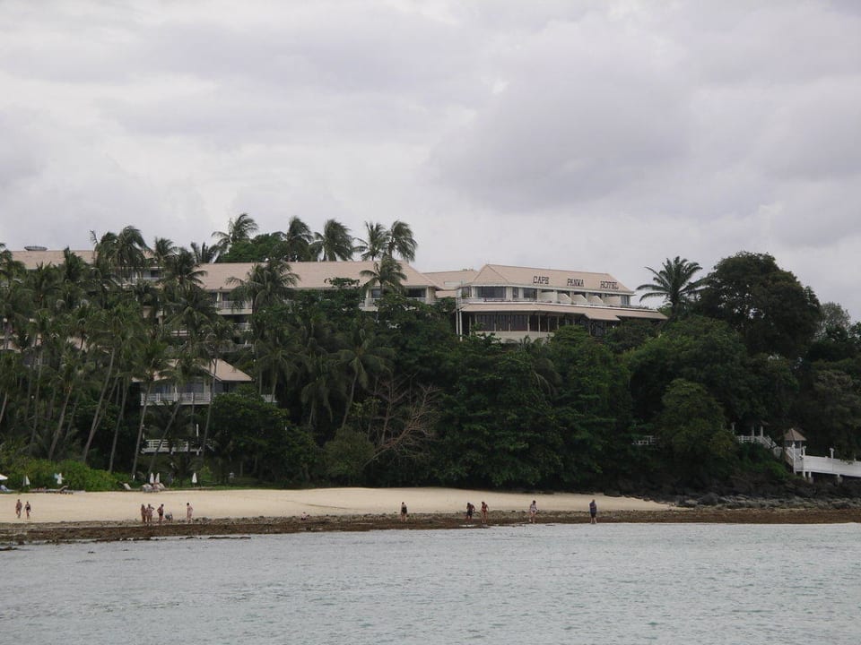 Hotel mit Strand, vom Meer aus gesehen Cape Panwa Hotel