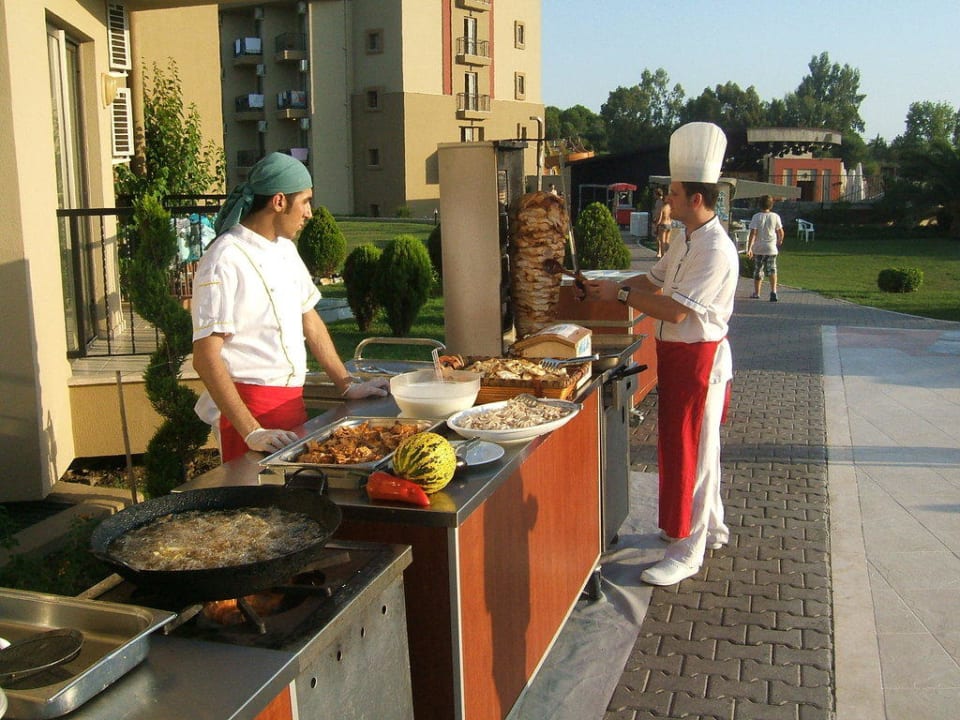 Essenzubereitung am Pool Hotel Victory Resort