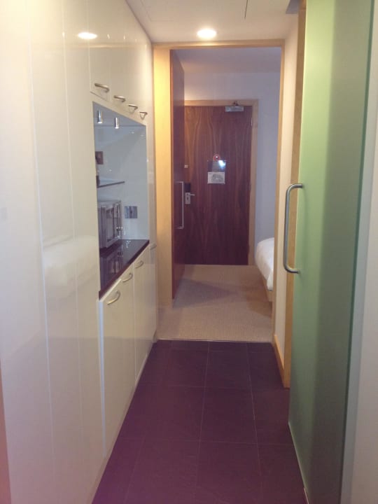 Blick vom 2. Raum mit Schlafsofa zur Eingangstür Park Plaza County Hall London