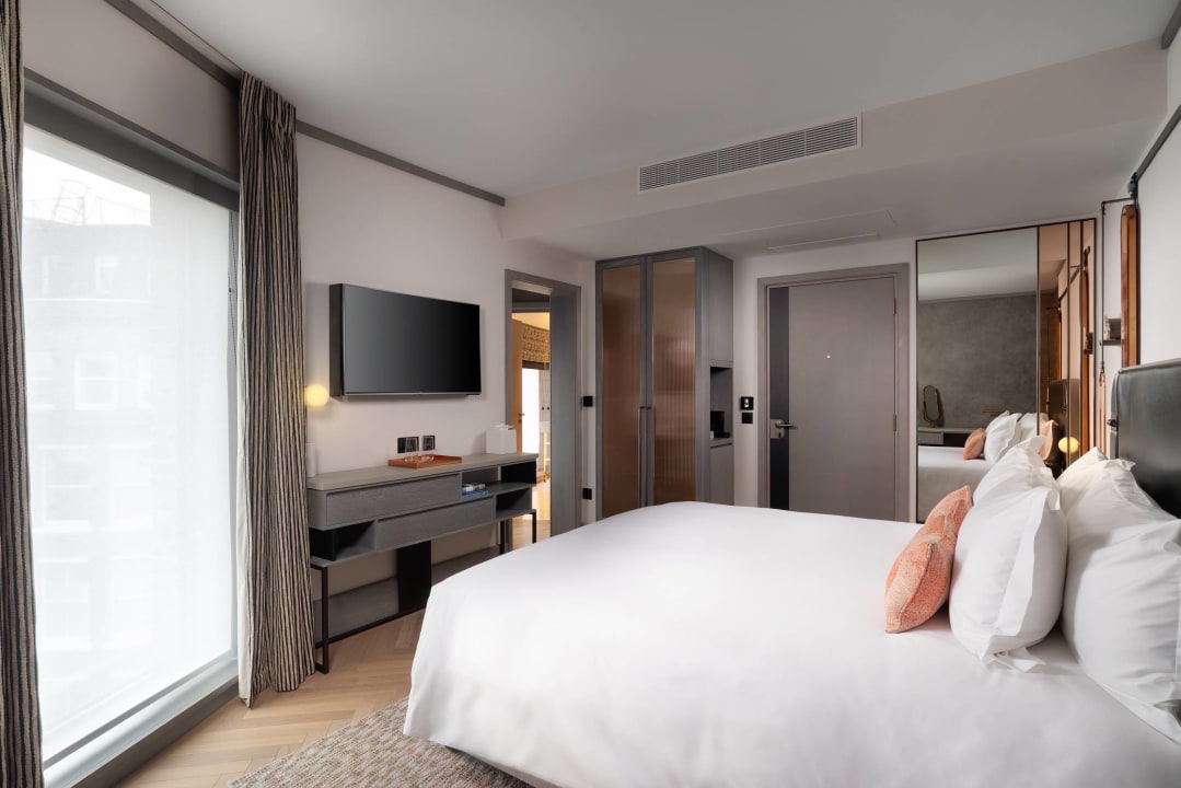 Zimmer Hart Shoreditch Hotel London, Curio Collection by Hilton