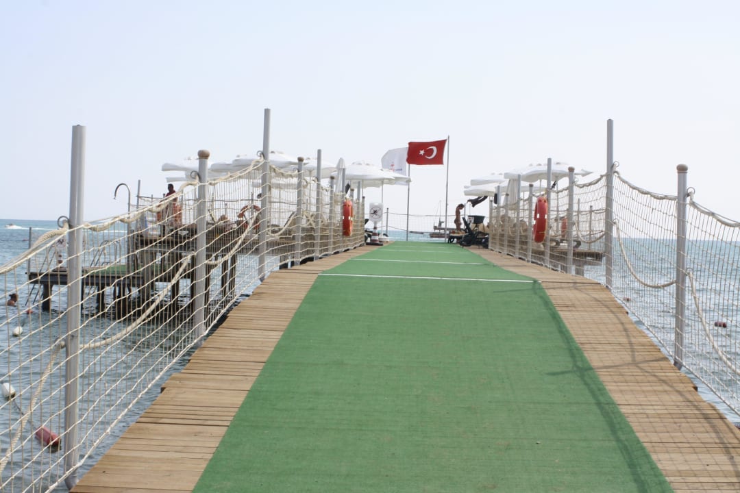 Der schöne Steg ins Meer mit Liegen und Schirmen  Belek Beach Resort Hotel
