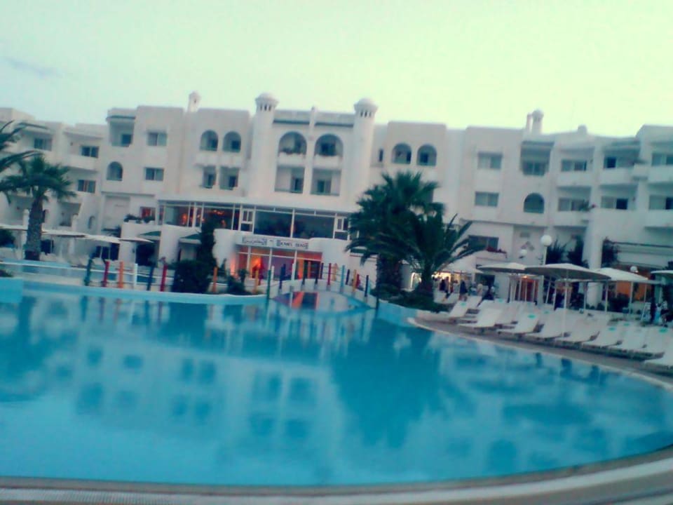 Pool und Hotel Hotel El Mouradi Skanes Beach