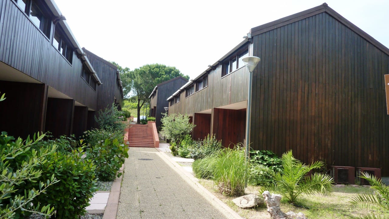 Une allée de la résidence Apartments Santa Giulia