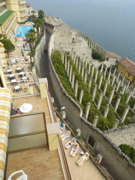 Weg zwischen den Mauern zur Hauptstrasse Hotel all'Azzurro