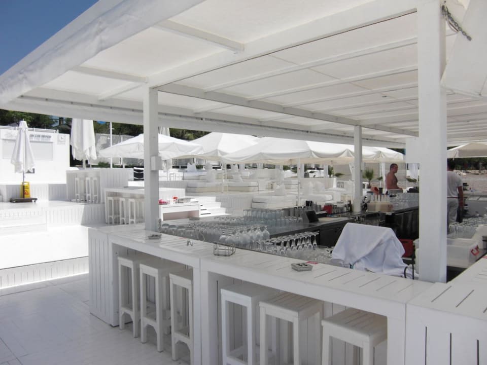 Stylische Strandbar in weiß Hotel SU & Aqualand