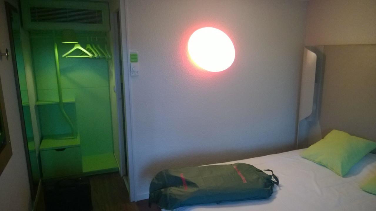 Bett und winziger Kleiderschrank Hotel Campanile Les Ulis