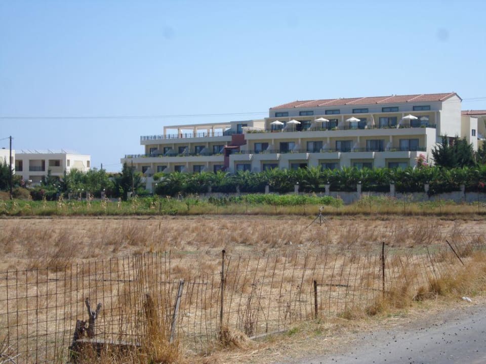 Hotel von der Straße aus Hydramis Palace Beach Resort