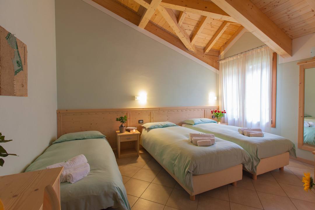 Una camera tripla Residence Hotel Raggio Di Luce