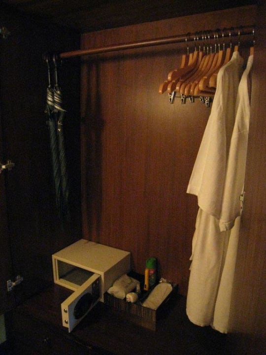 Schrank mit Safe Andaman White Beach Resort
