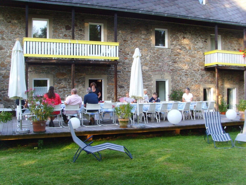 Terrasse und Liegewiese Hotel Frankenschleif