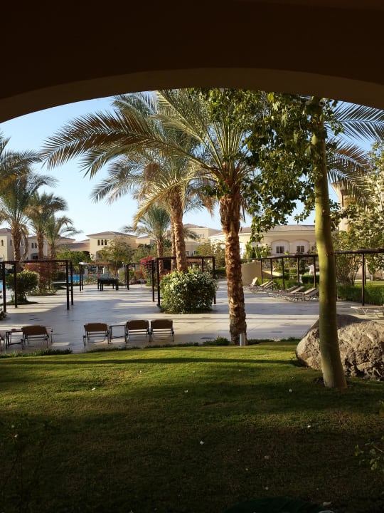 Vor den Familienzimmern JAZ Aquamarine Resort