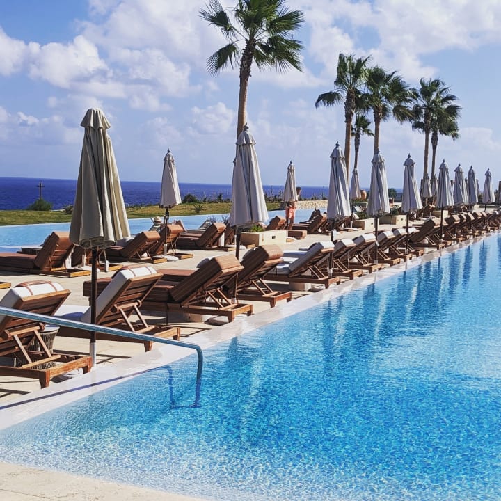 Pool The Royal Senses Resort, Curio Collection by Hilton