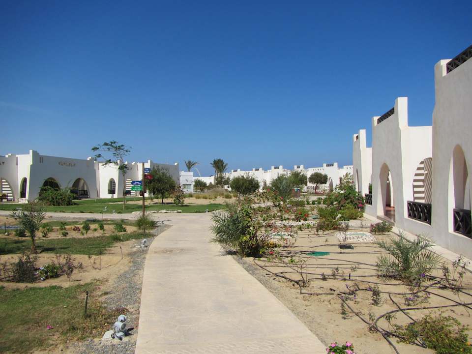Weg vom Strand zum Zimmer Hilton Marsa Alam Nubian Resort