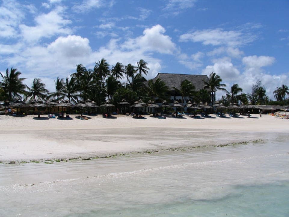 Sonnenschirme am Strand Hotel Southern Palms Beach Resort