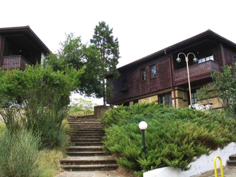 landestypische Unterkünfte am Berg Duni Royal Holiday Village