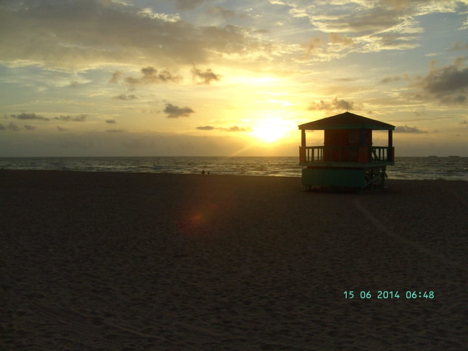 Sonnenaufgang am Strand The President Hotel