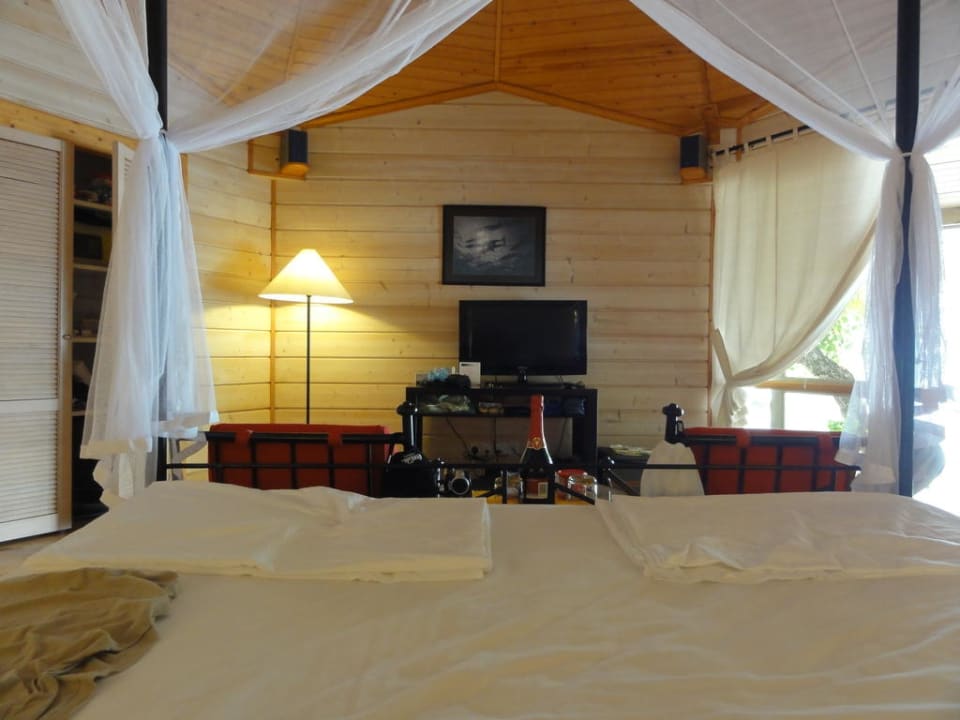 Blick vom Bett auf LVD-TV Kuredu Island Resort & Spa
