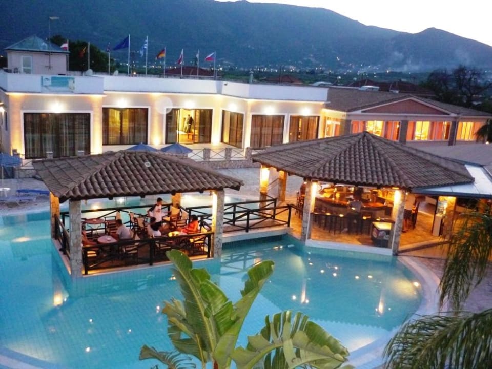 Bar przy basenie wieczorem Hotel Zante Village