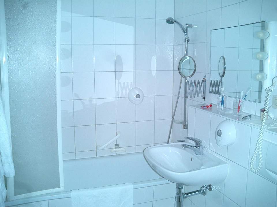 Bad mit Badewanne/Duschabtrennung Days Inn Leipzig City Centre