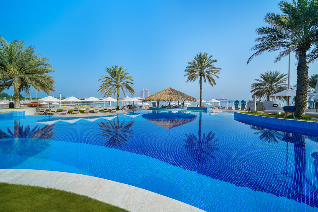 Pool Radisson Blu Hotel & Resort Abu Dhabi Corniche