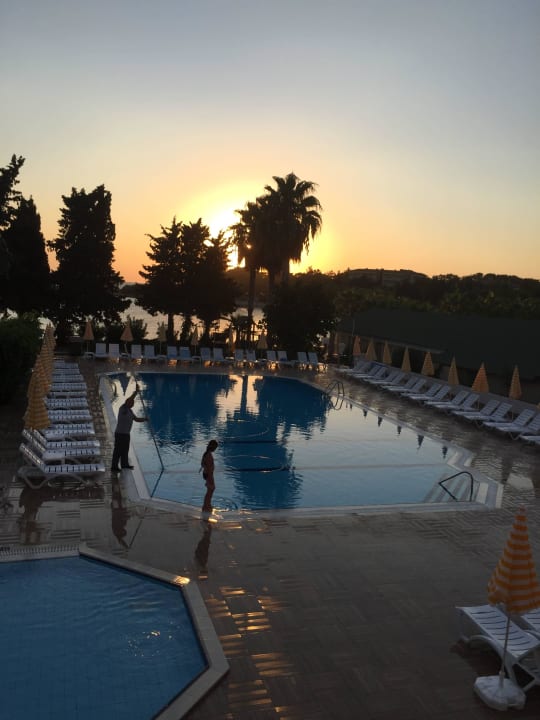 Pool am Abend. Incekum Su Hotel