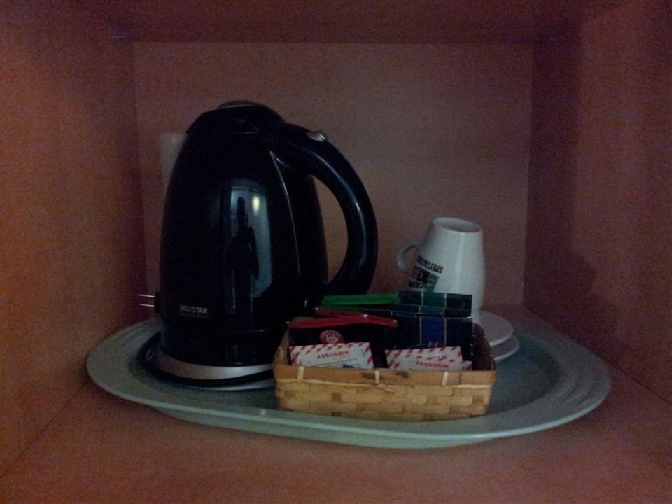 Eingangsbereich: Schrank mit Wasserkocher Alpen Resort Hotel