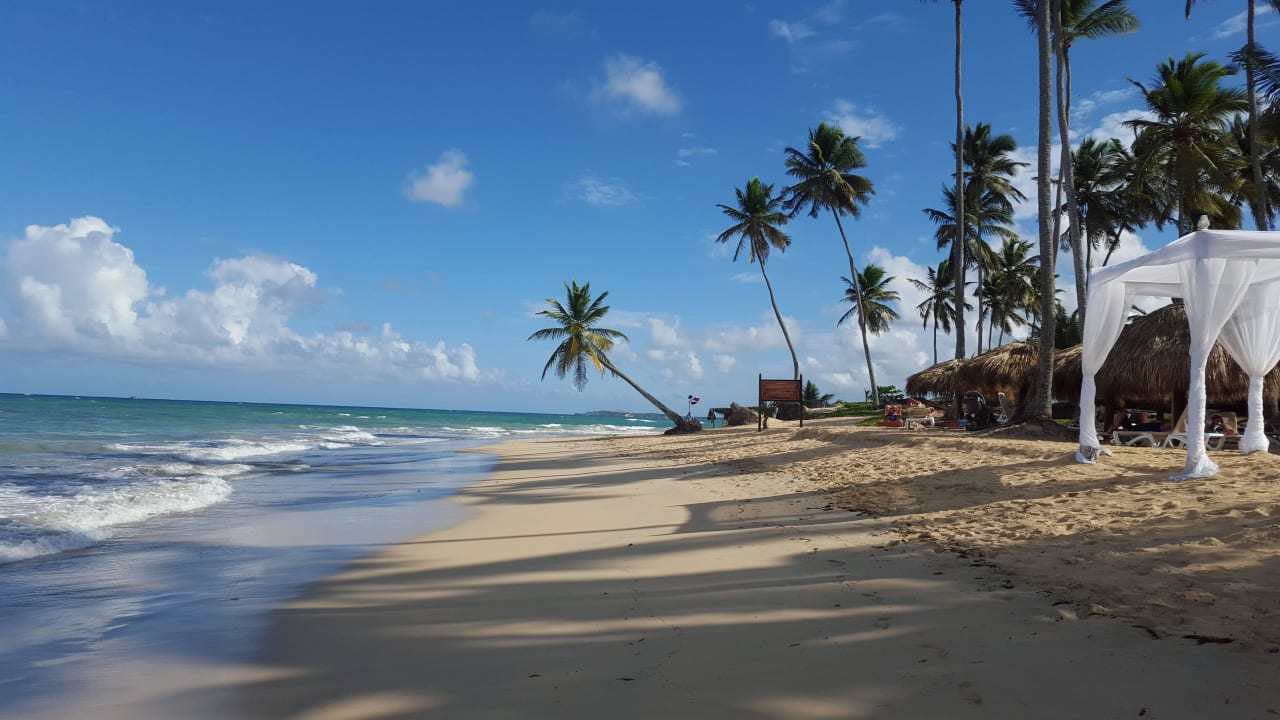 Strand rechts  Wyndham Alltra Punta Cana