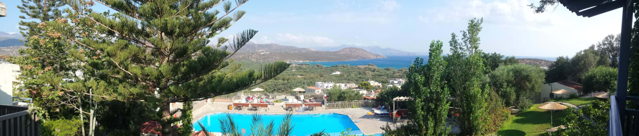 Widok na basen Elpida Village