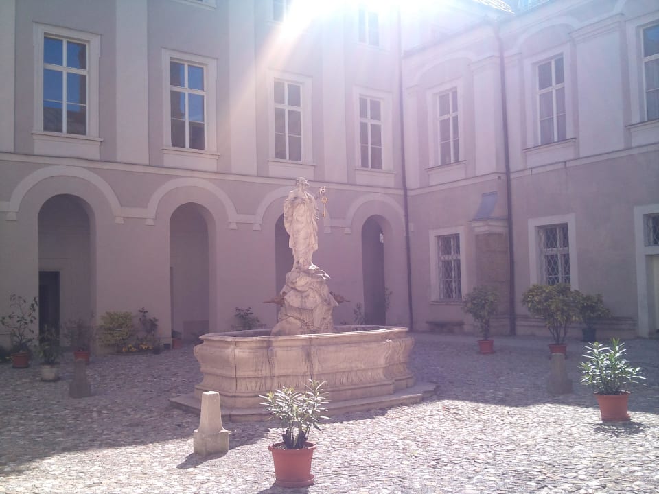 Innenhof, Eingangsbereich Gästehaus im Priesterseminar Salzburg