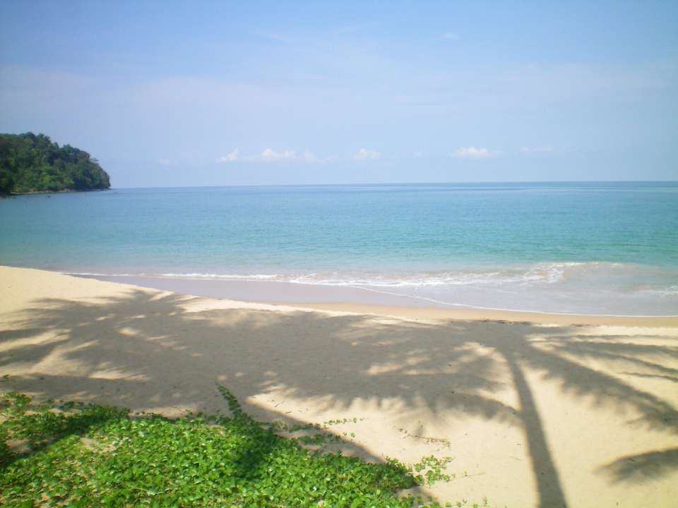 Strand am Vormittag. Traumhaft! Khao Lak Bayfront Resort