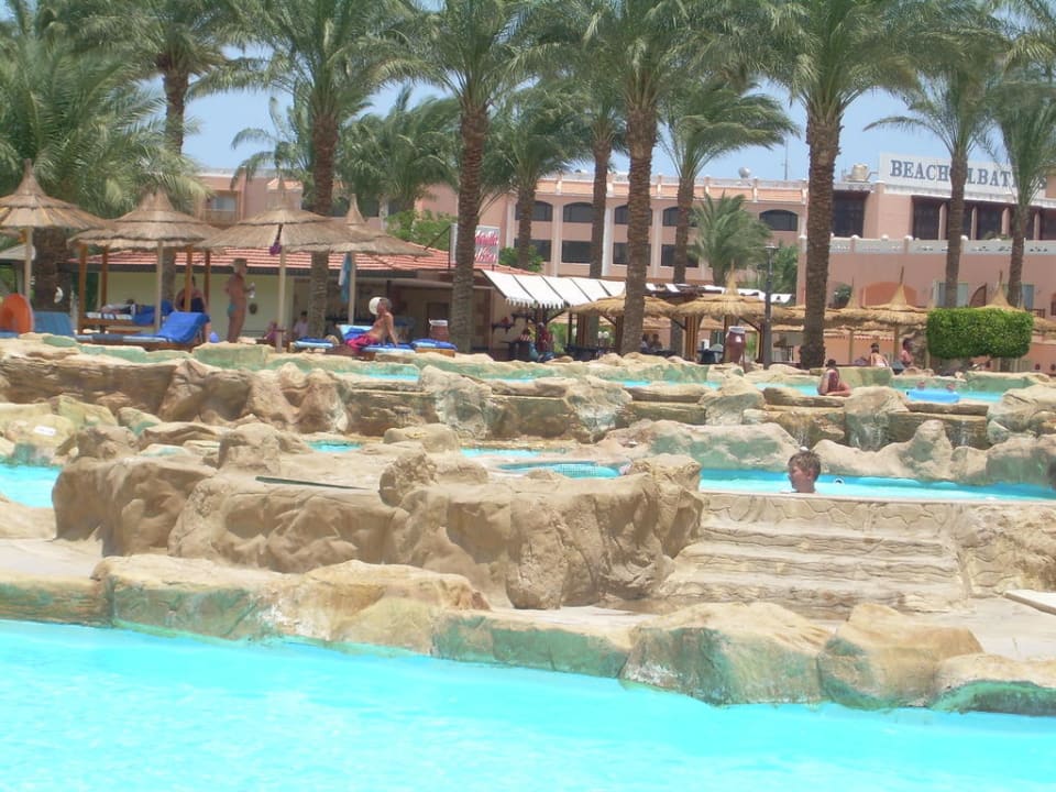 Pool hinterm Haupthaus Beach Albatros Resort