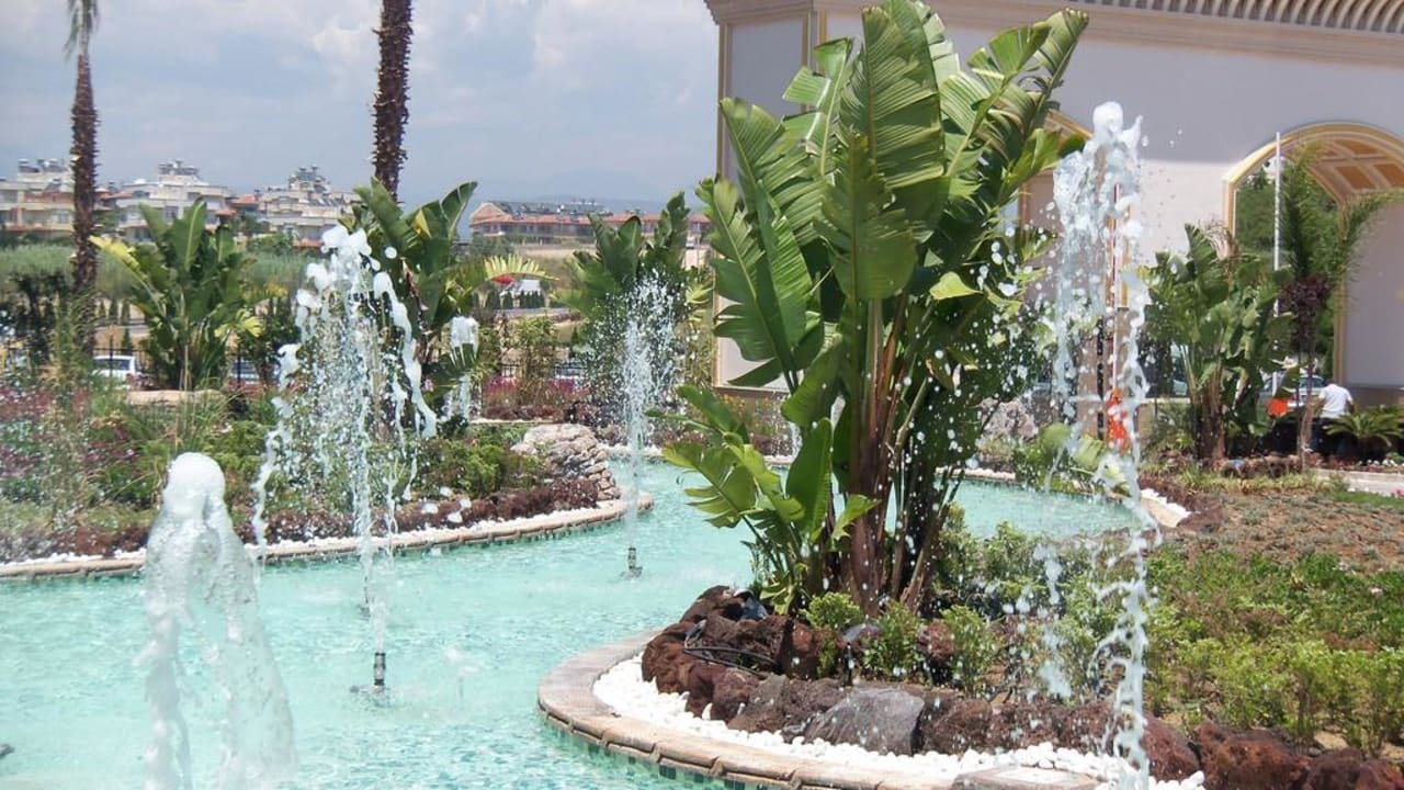 Blick von Steg zum Nebengebäude Diamond Excellence Resort & Spa