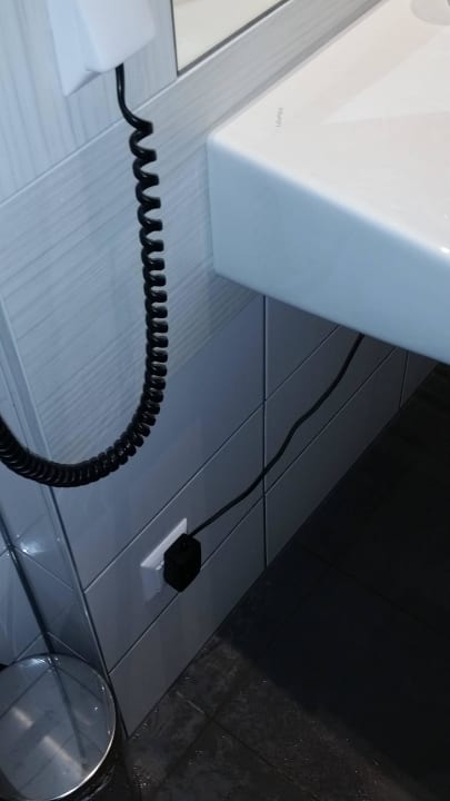 Badezimmer mit lebensgefärlicher Steckdose Nahaufn Hotel Zeitgeist Vienna Hauptbahnhof