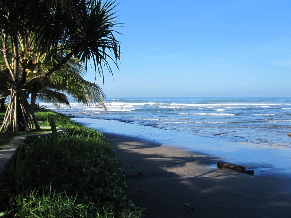 Strand links vom Hotel Puri Dajuma Beach Eco-Resort & Spa