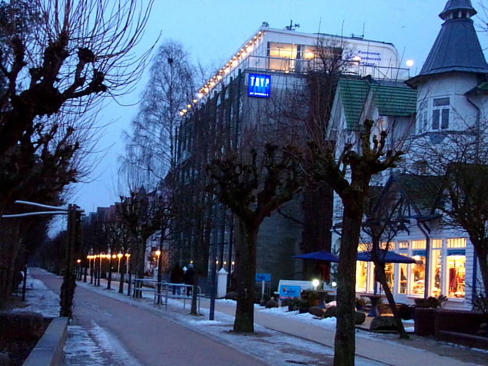 Blick von der Strandstrasse auf das Hotel Strandhotel Ahlbeck