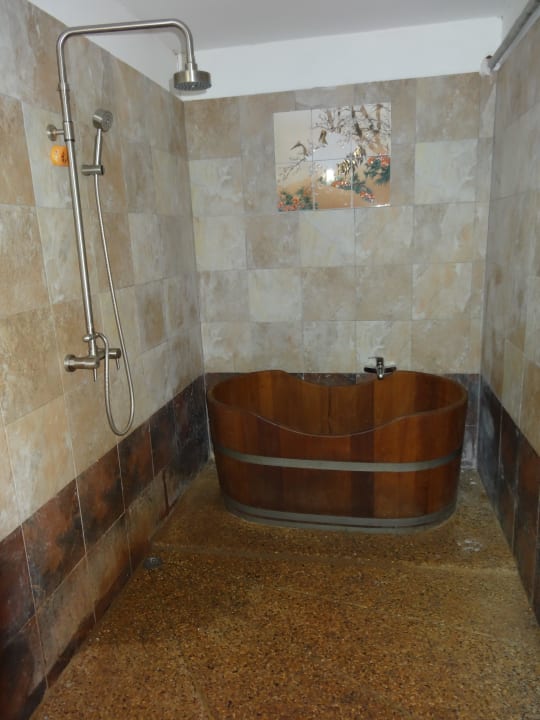 Bad im Deluxe-Bungalow Khao Sok Paradise Resort