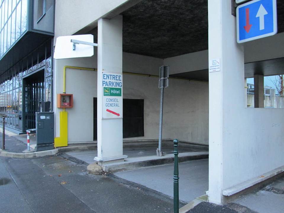 Einfahrt zur Parkgarage Hotel The Originals Nanterre La Défense