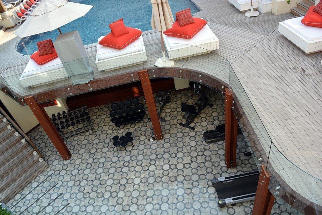 Fitness-Raum unter dem Pool Puding Marina Residence